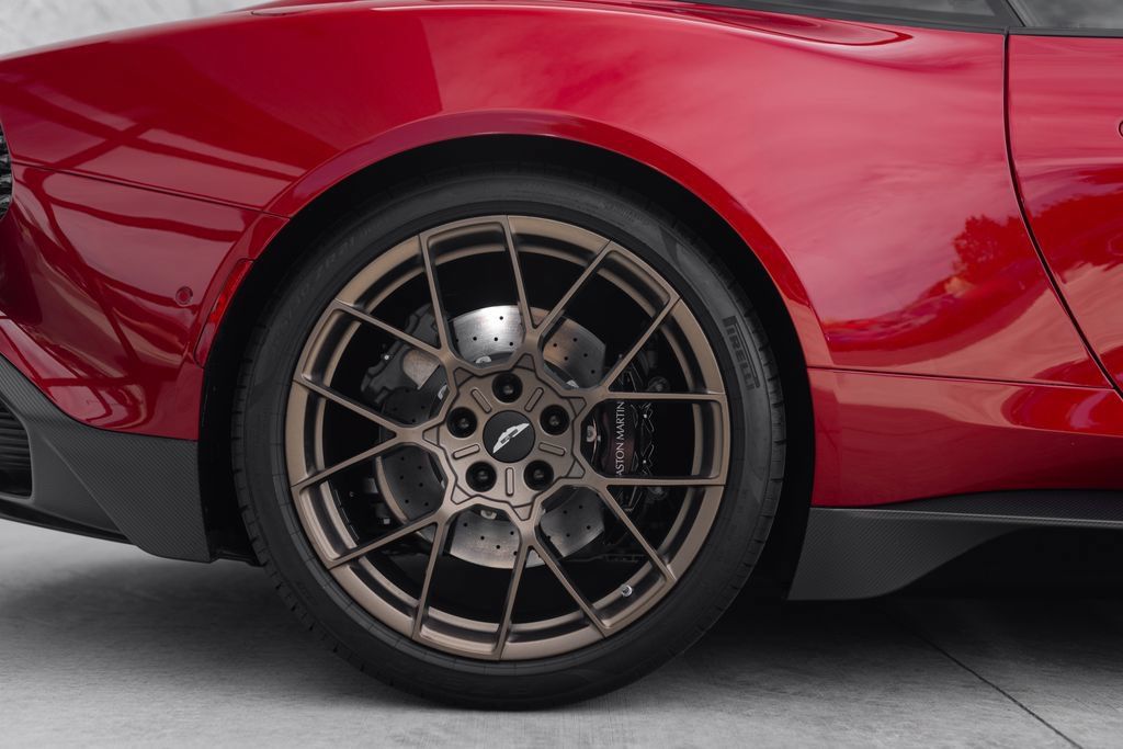 Used 2025 Aston Martin Vanquish RWD image 12