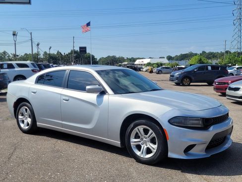 Used 2020 Dodge Charger SXT w/ Leather Interior Group RWD image 16