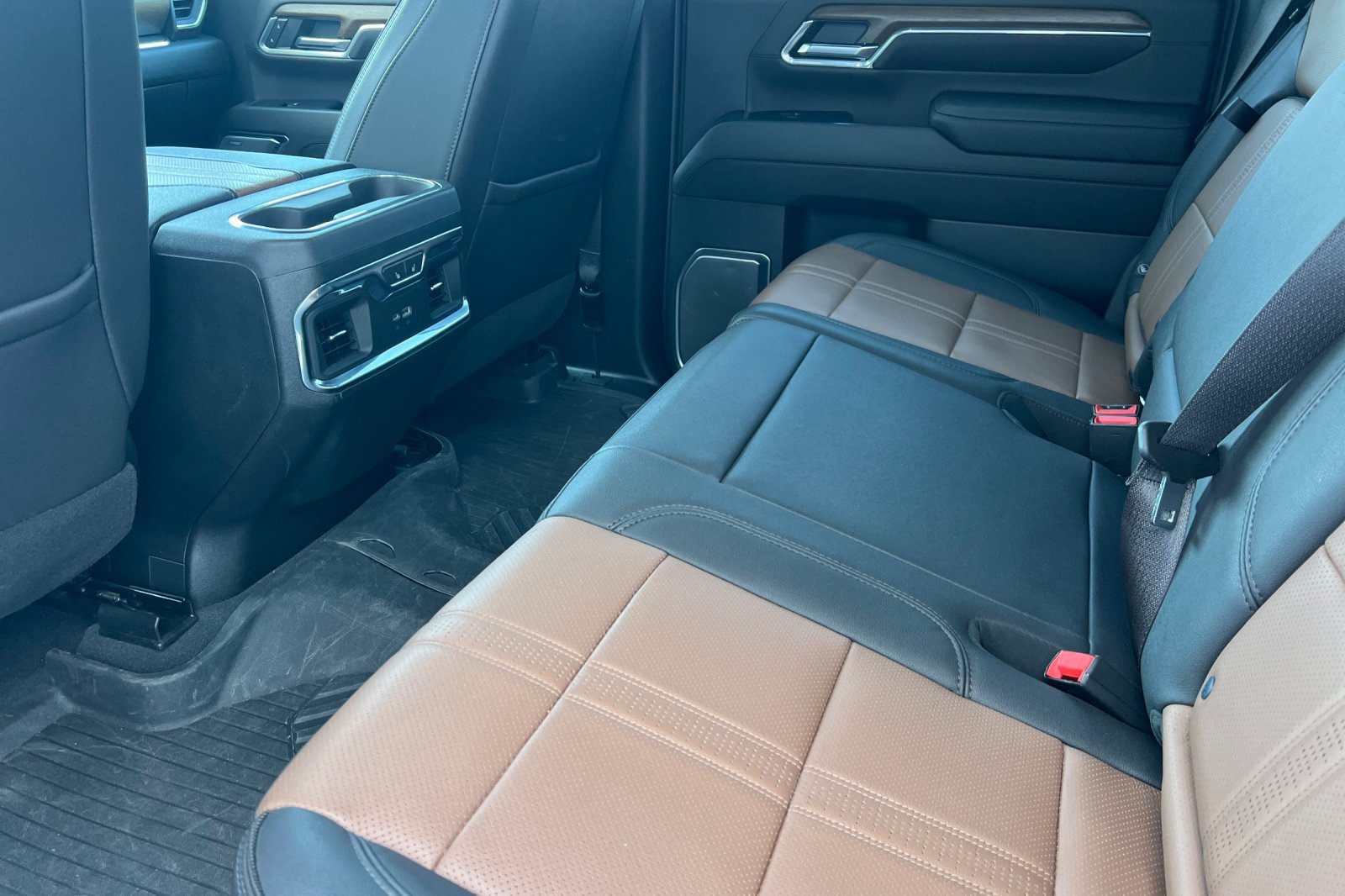 Used 2024 Chevrolet Silverado 2500 High Country w/ Technology Package AWD/4WD image 9