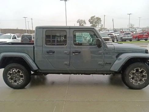 Used 2025 Jeep Gladiator Sport w/ Premium Package image 2