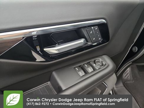 Used 2025 Chevrolet Suburban Z71 AWD/4WD image 5