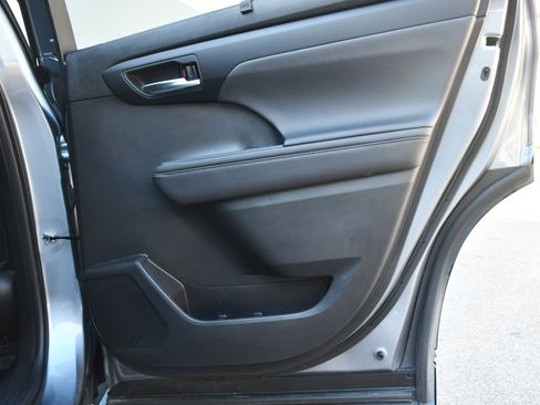 Certified 2023 Toyota Highlander XLE image 21