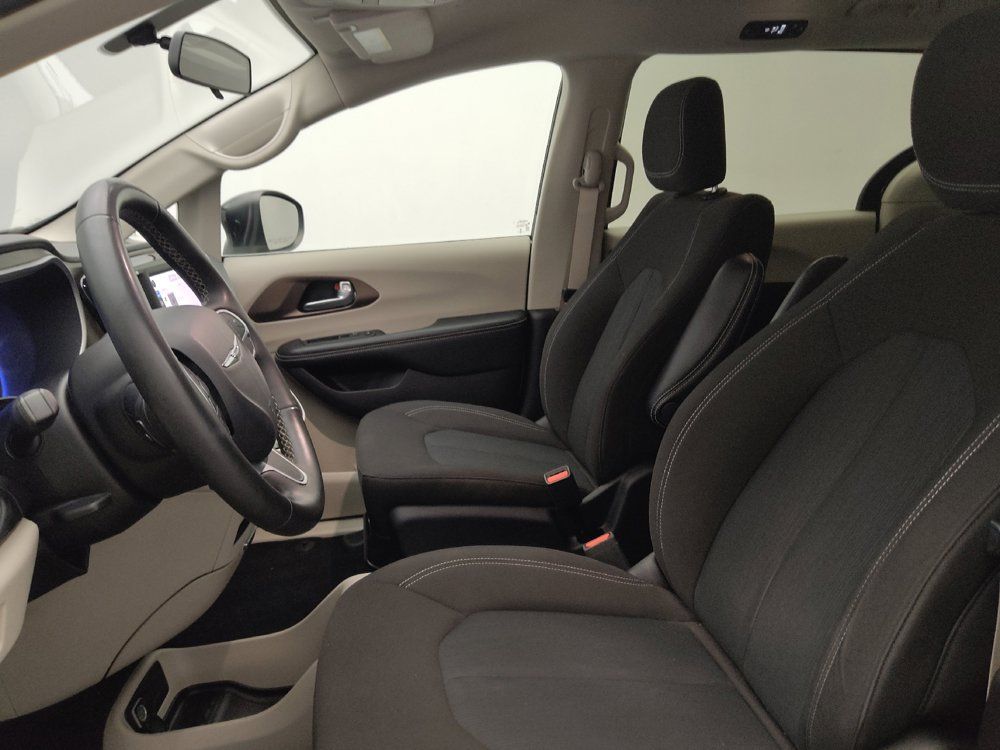 Used 2022 Chrysler Voyager LX FWD image 17