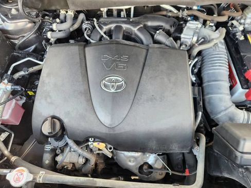 Used 2021 Toyota Highlander L FWD image 32