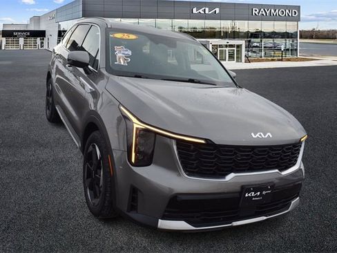 Certified 2025 Kia Sorento EX image 9