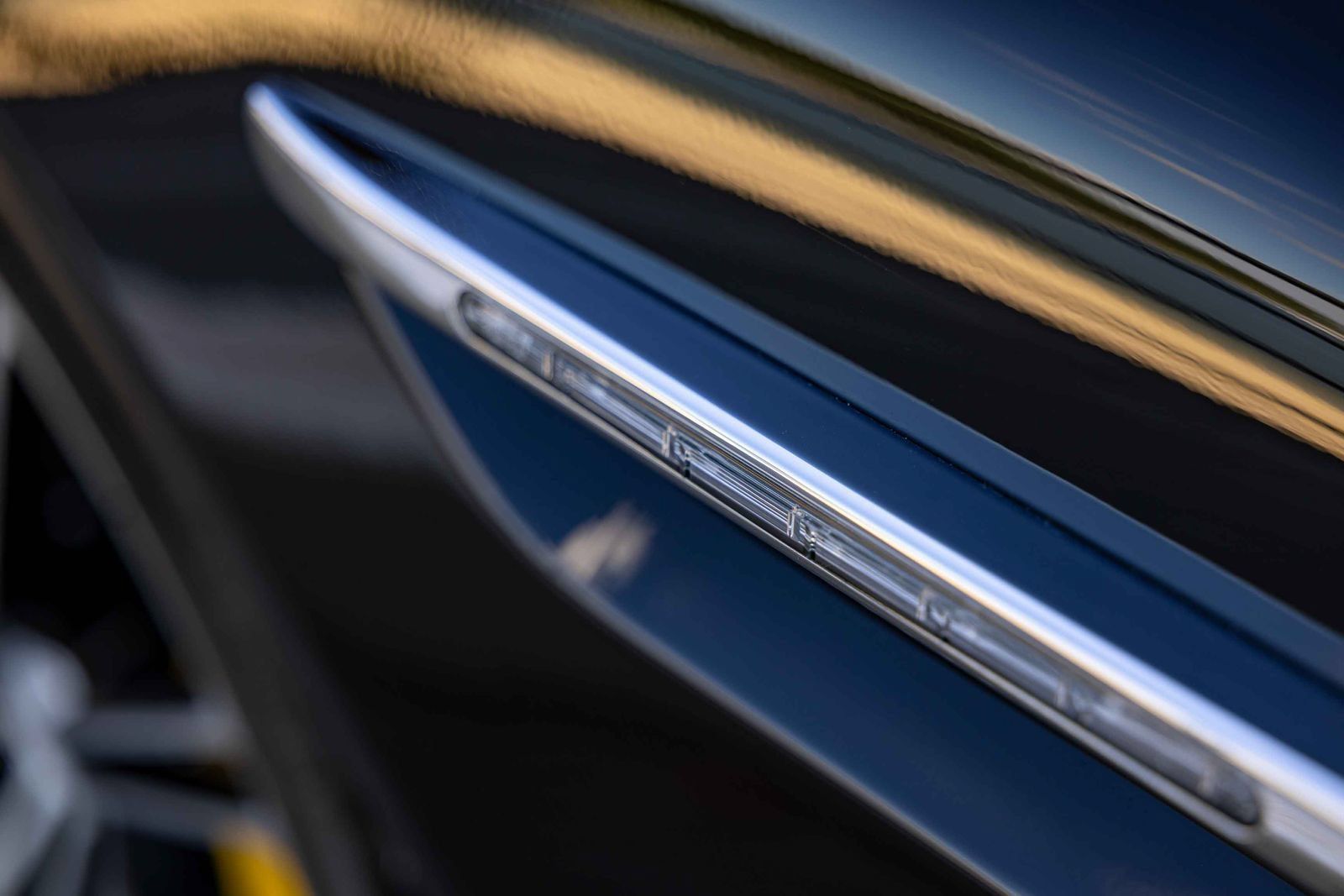 Used 2013 Aston Martin DB9 Volante RWD image 40