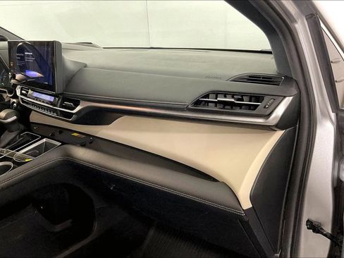 Used 2025 Toyota Sienna Platinum AWD/4WD image 22