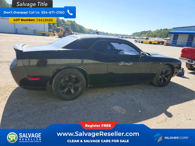 Used 2014 Dodge Challenger SXT RWD image 4