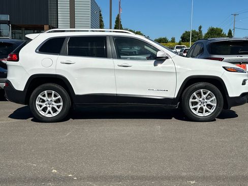 Used 2018 Jeep Cherokee Latitude Plus AWD/4WD image 3