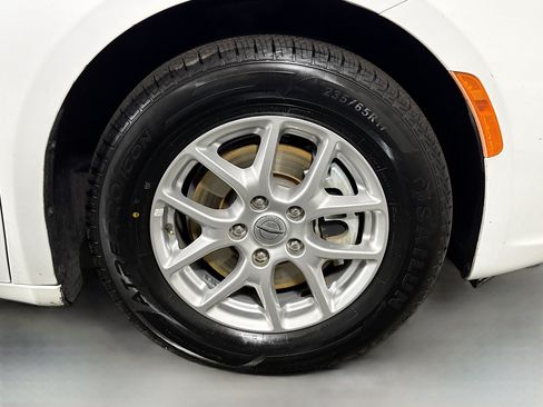 Used 2023 Chrysler Pacifica Touring FWD image 32