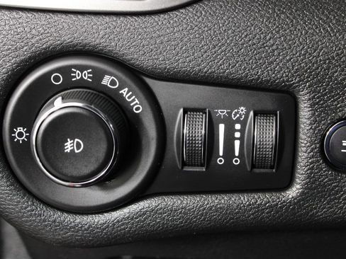 Used 2019 Jeep Cherokee Limited image 25