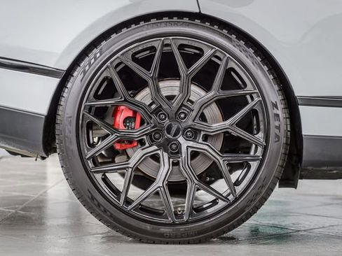 Used 2018 Land Rover Range Rover Long Wheelbase Autobiography image 16