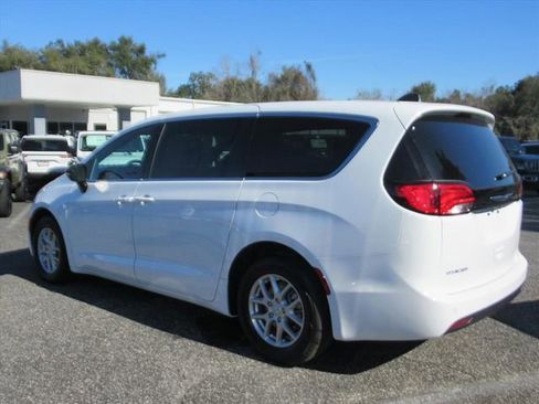 New 2026 Chrysler Voyager LX image 4