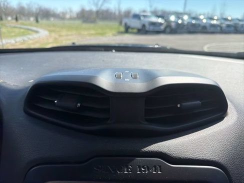 Used 2016 Jeep Renegade Latitude FWD image 21