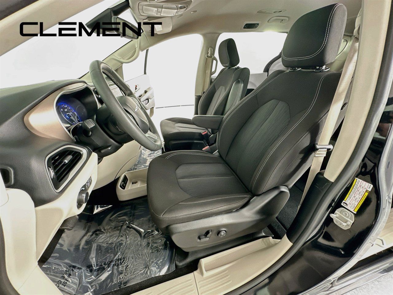 Used 2023 Chrysler Voyager LX FWD image 28