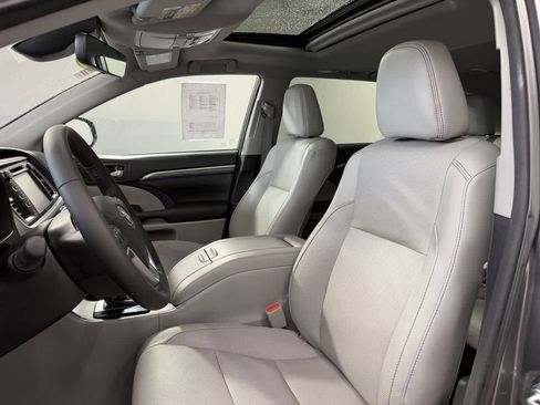 Used 2017 Toyota Highlander Limited image 10