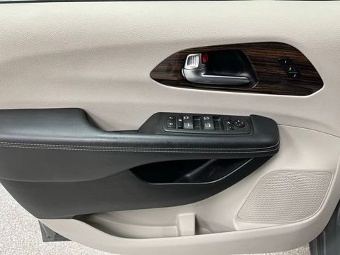 Used 2023 Chrysler Pacifica Limited FWD image 20