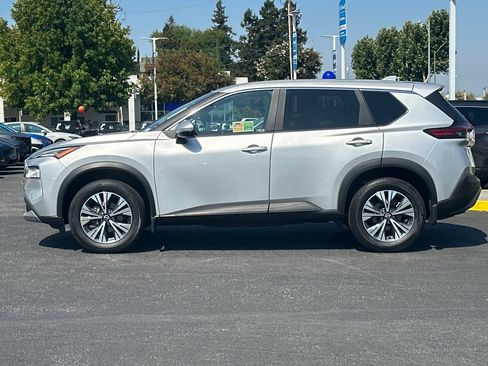 Used 2023 Nissan Rogue SV FWD image 2