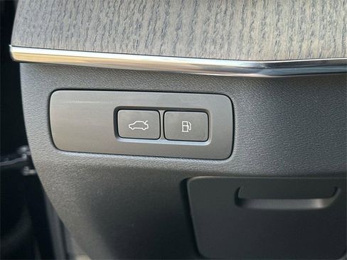 Used 2023 Volvo XC90 T8 Ultimate w/ Lounge Package image 17