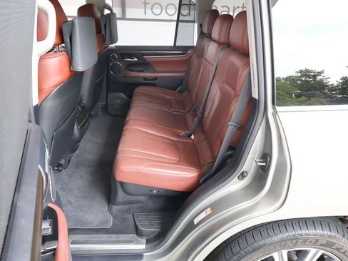 Used 2016 Lexus LX 570 4WD w/ Luxury Package image 21