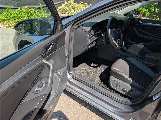 Certified 2023 Volkswagen Jetta SE w/ Panoramic Sunroof Package FWD image 23
