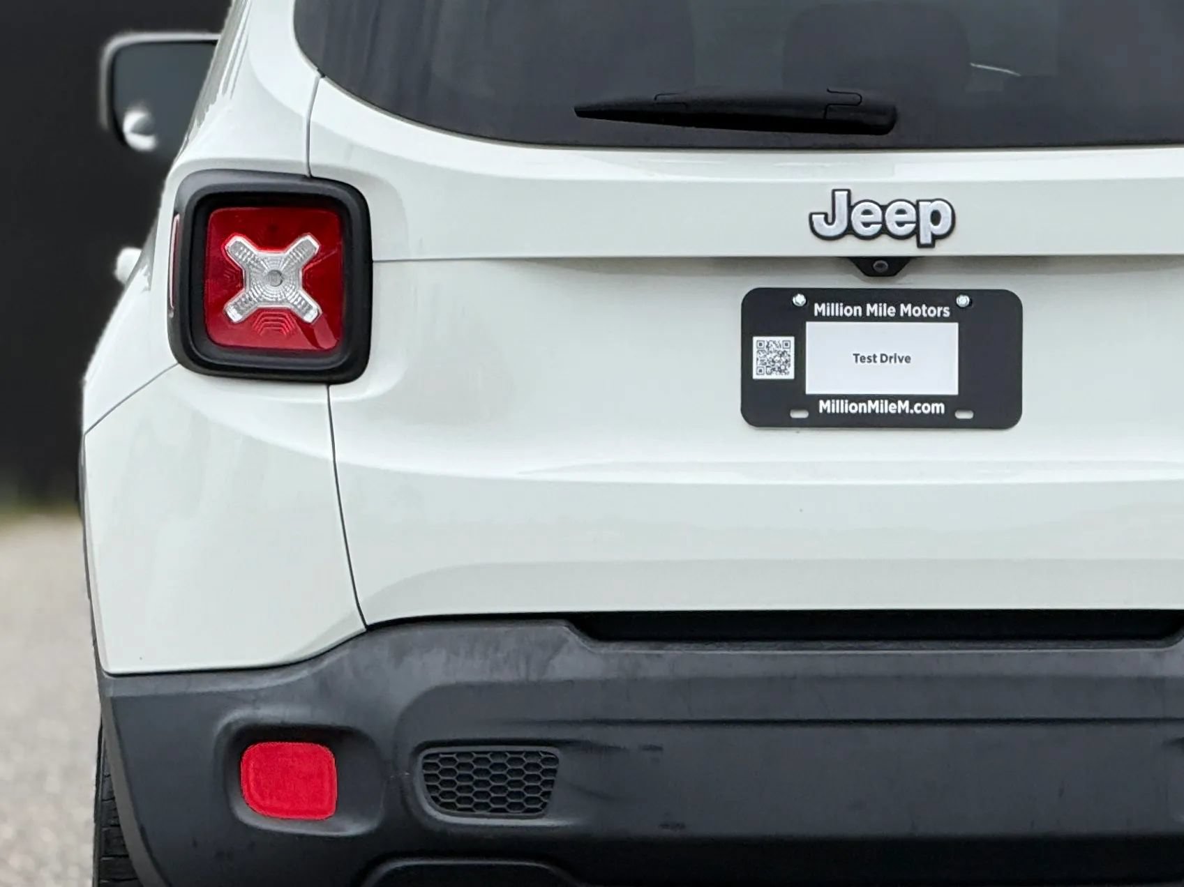 Used 2017 Jeep Renegade Latitude FWD image 13
