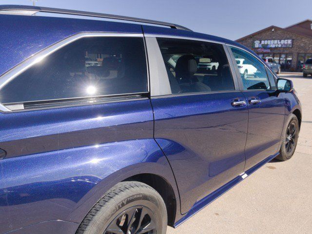 Used 2024 Toyota Sienna XLE FWD image 9