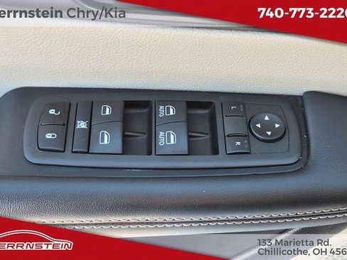 Used 2023 Chrysler Pacifica Touring-L image 16