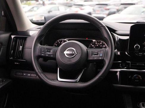 Used 2025 Nissan Pathfinder SV FWD image 27