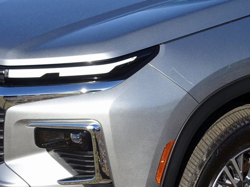 Used 2025 Chevrolet Traverse LT image 32