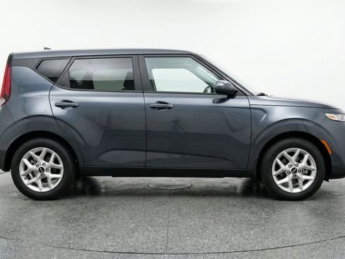 Used 2025 Kia Soul LX w/ LX Technology Package FWD image 11