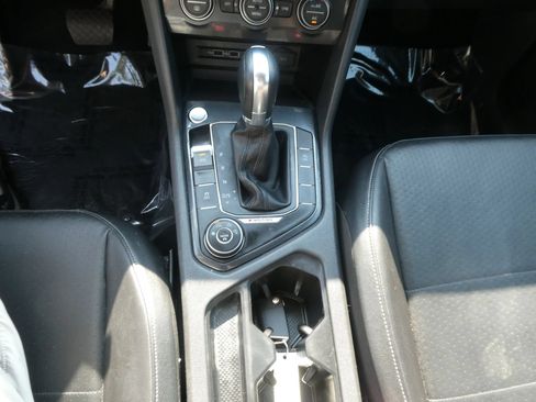 Used 2018 Volkswagen Tiguan SE AWD/4WD image 22