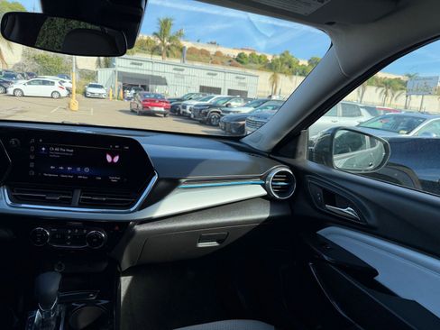 Used 2025 Chevrolet Trax LT image 33