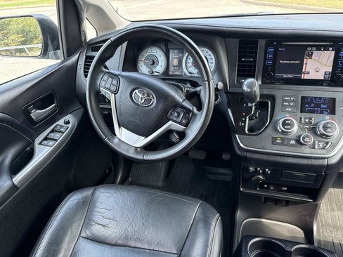 Used 2017 Toyota Sienna SE Premium FWD image 29