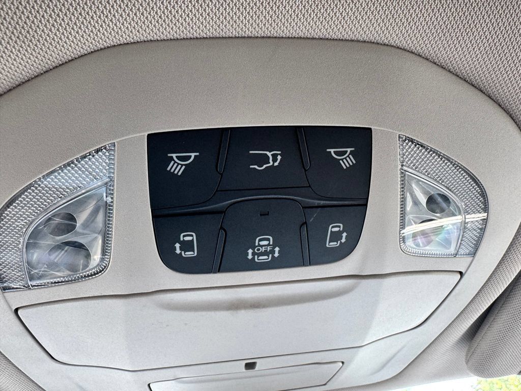 Used 2023 Chrysler Pacifica Touring-L AWD/4WD image 26