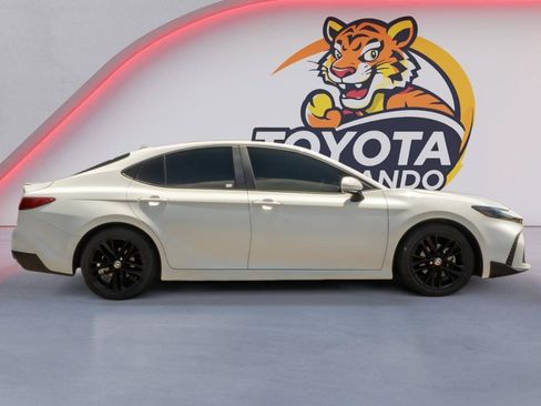 Used 2025 Toyota Camry SE FWD image 4
