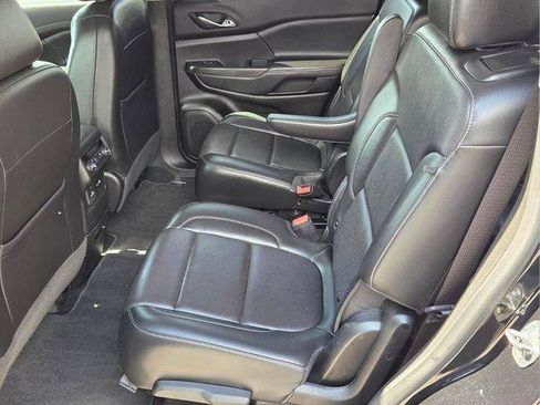 Used 2023 GMC Acadia SLT FWD image 12