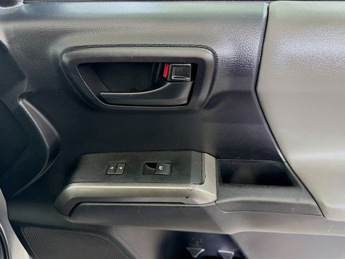 Used 2020 Toyota Tacoma SR5 w/ SR5 Appearance Package (SM) RWD image 30