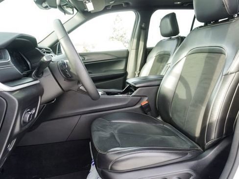 Used 2023 Jeep Grand Cherokee Altitude image 14