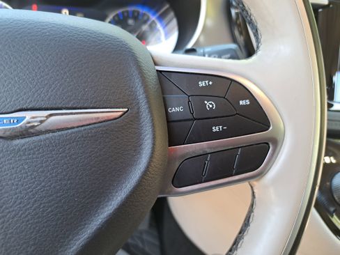 Used 2018 Chrysler Pacifica Limited FWD image 19