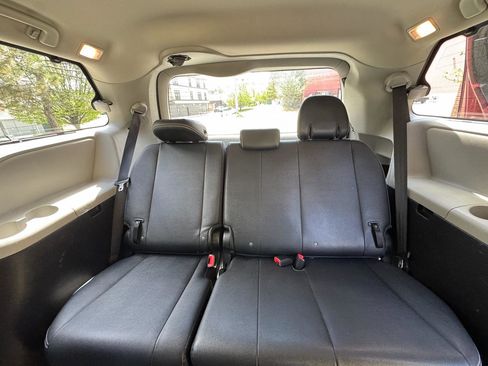 Used 2016 Toyota Sienna SE Premium FWD image 12