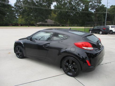 Used 2017 Hyundai Veloster Value Edition FWD image 9