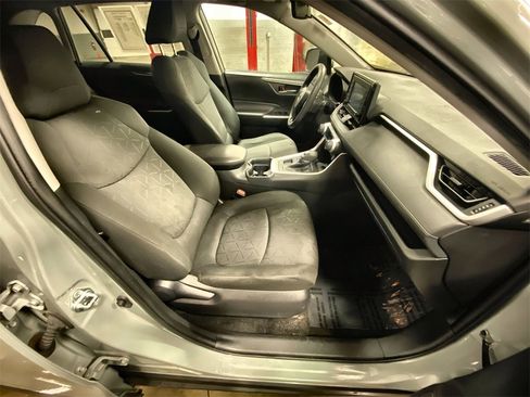 Used 2021 Toyota RAV4 XLE image 17