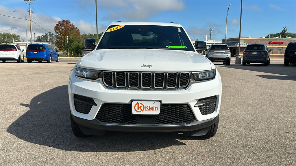 Used 2024 Jeep Grand Cherokee Laredo w/ Luxury Tech Group I AWD/4WD image 2