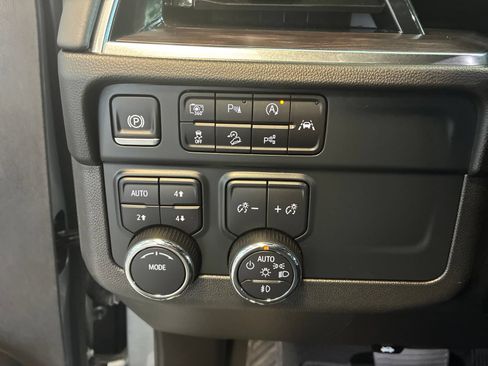 Used 2025 Chevrolet Suburban Z71 AWD/4WD image 21