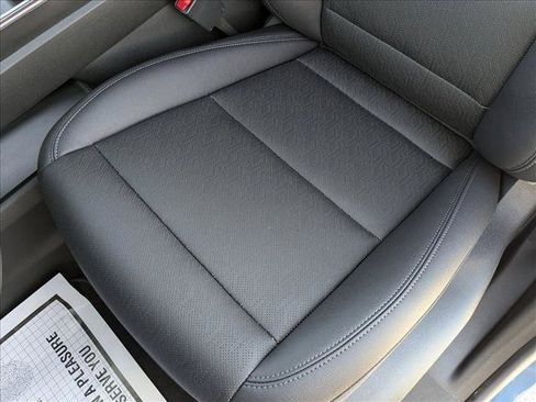 New 2026 Chevrolet Equinox LT w/ Convenience Package II FWD image 4