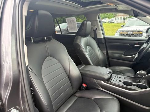 Used 2021 Toyota Highlander XLE AWD/4WD image 40