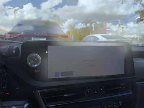 Certified 2025 Lexus ES 300h w/ Premium Package image 20