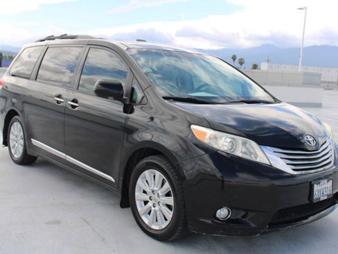 Used 2012 Toyota Sienna Limited w/ Premium Pkg image 2