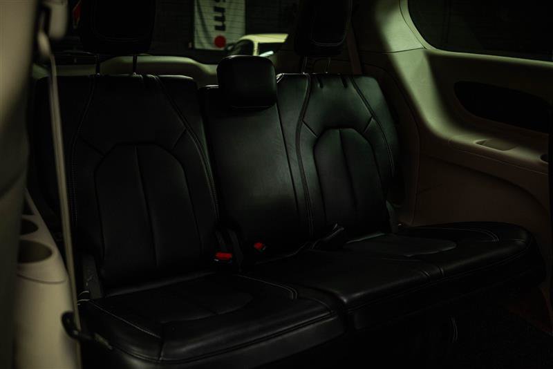 Used 2024 Chrysler Pacifica Touring-L FWD image 11